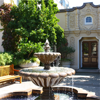 Piedmont City Hall and fountain